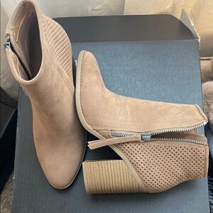 Universal Thread Tan Ankle Booties with Chunky Heel